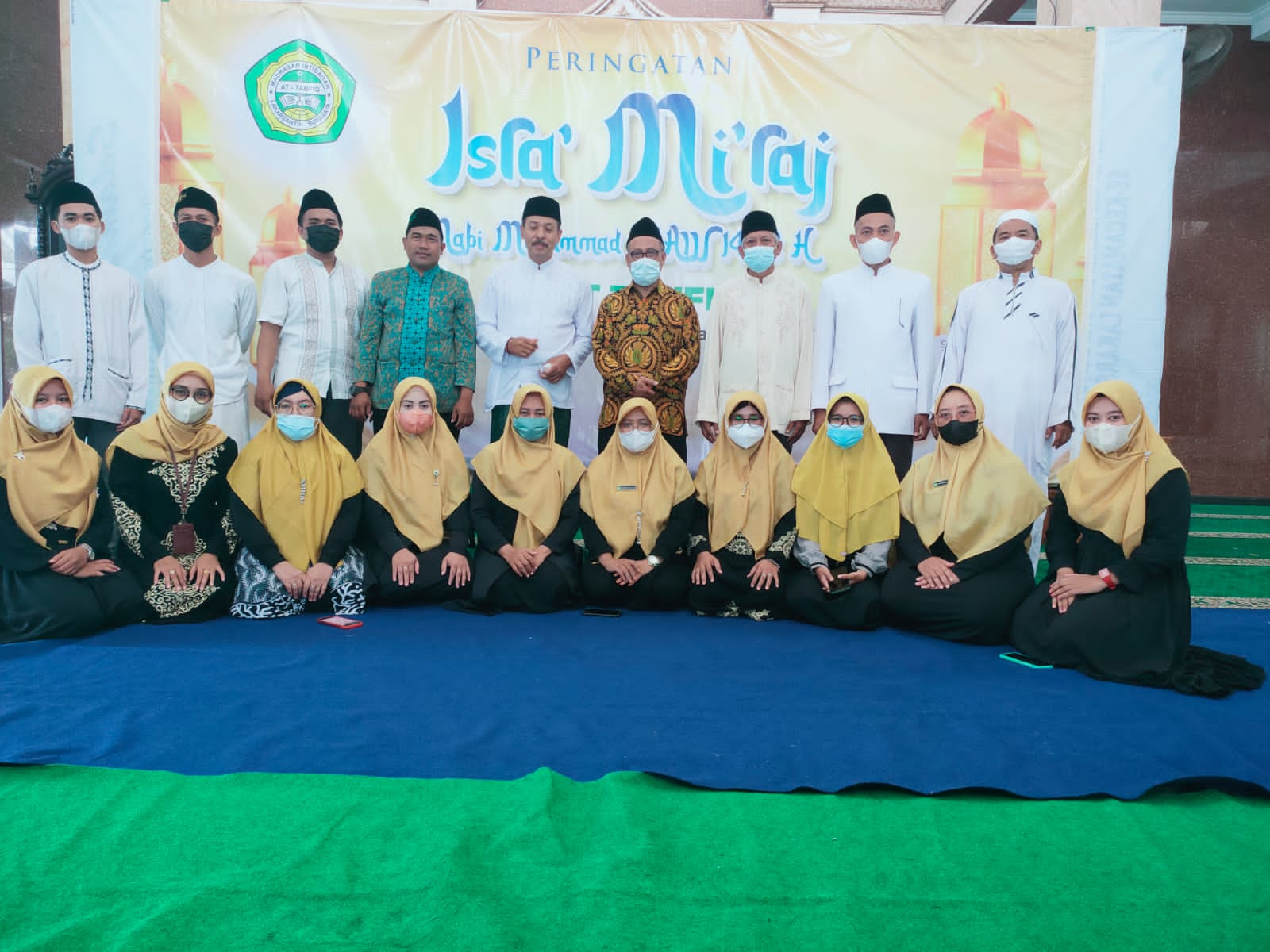Foto Bersama Guru MI Beserta Yayasan At-Taufiqul Haq