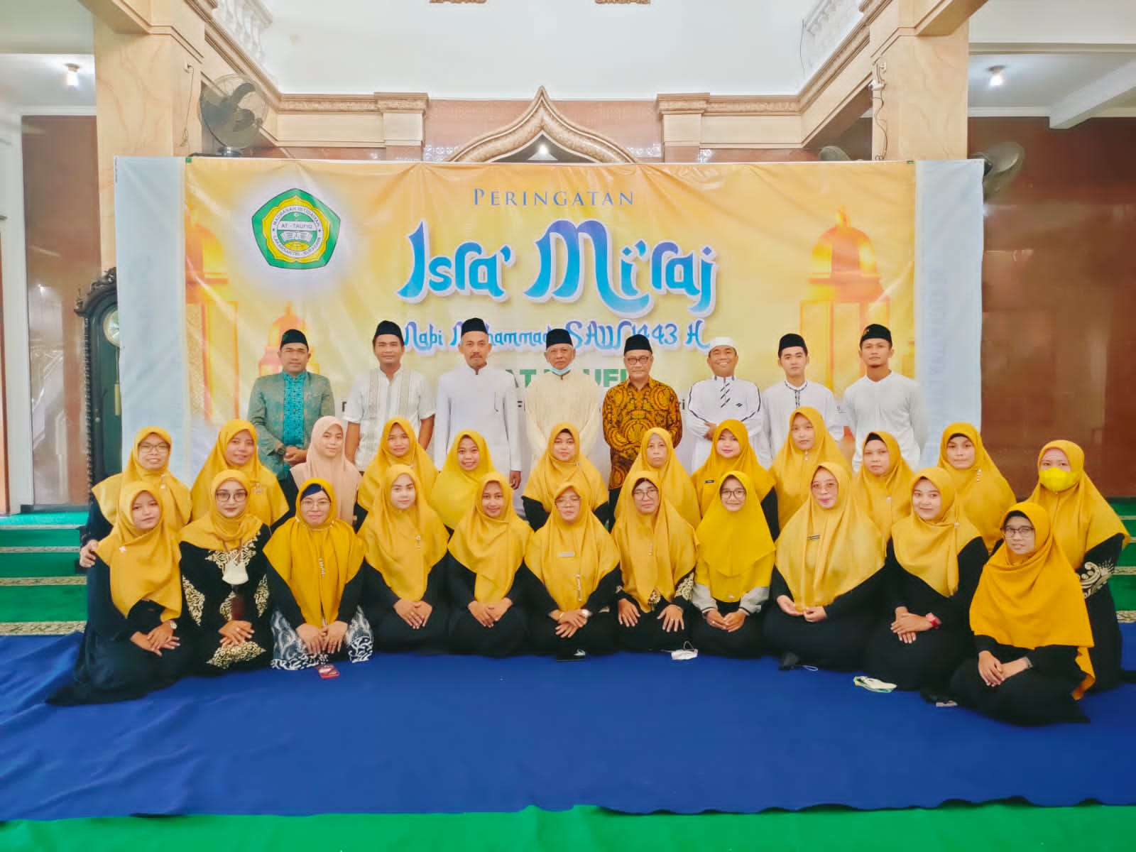 Foto Bersama Para Guru MI, Guru UMMI Beserta Yayasan At-Taufiqul Haq Foto Bersama Para Guru MI, Guru UMMI Beserta Yayasan At-Taufiqul Haq