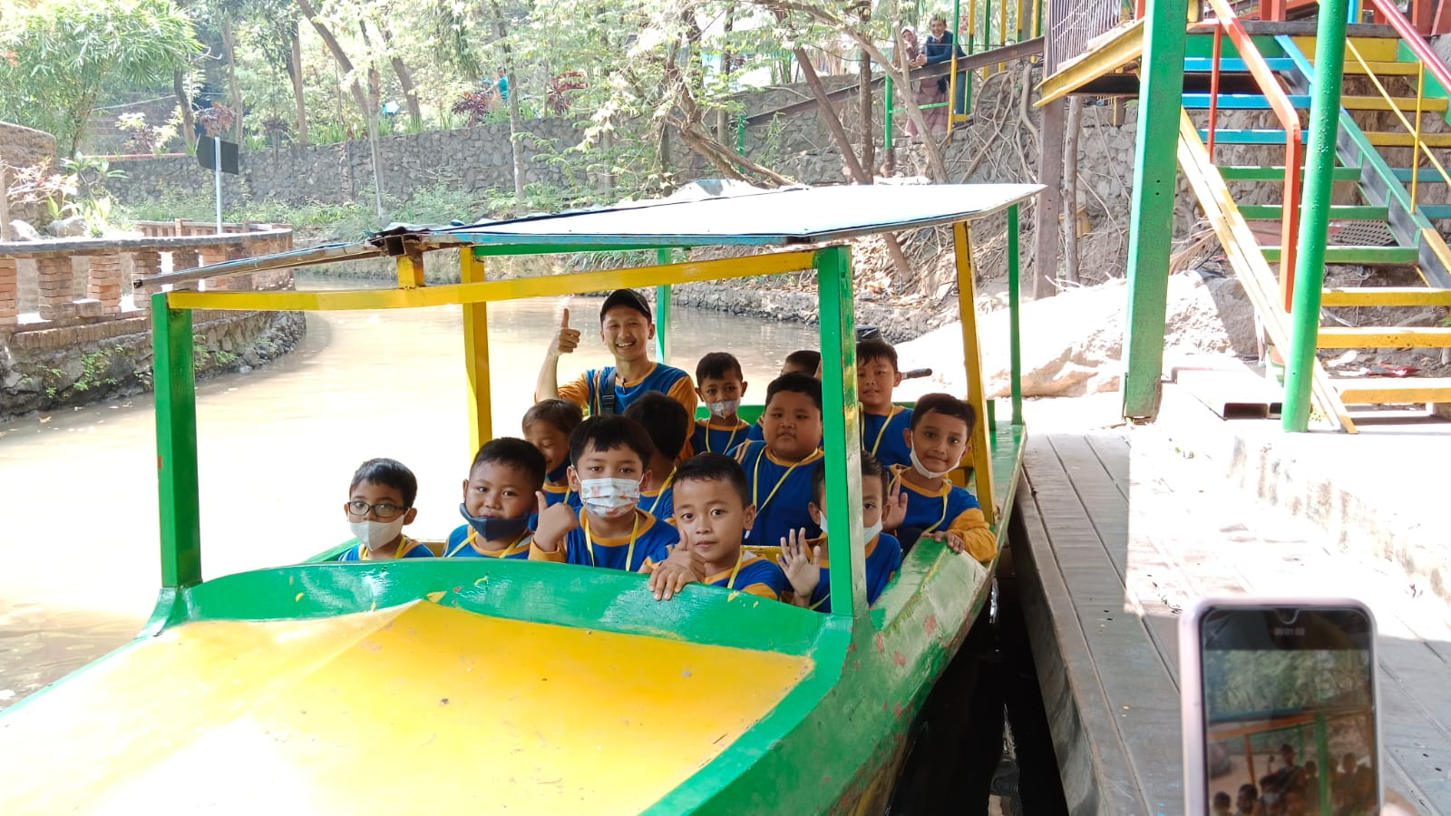 NAIK PERAHU
