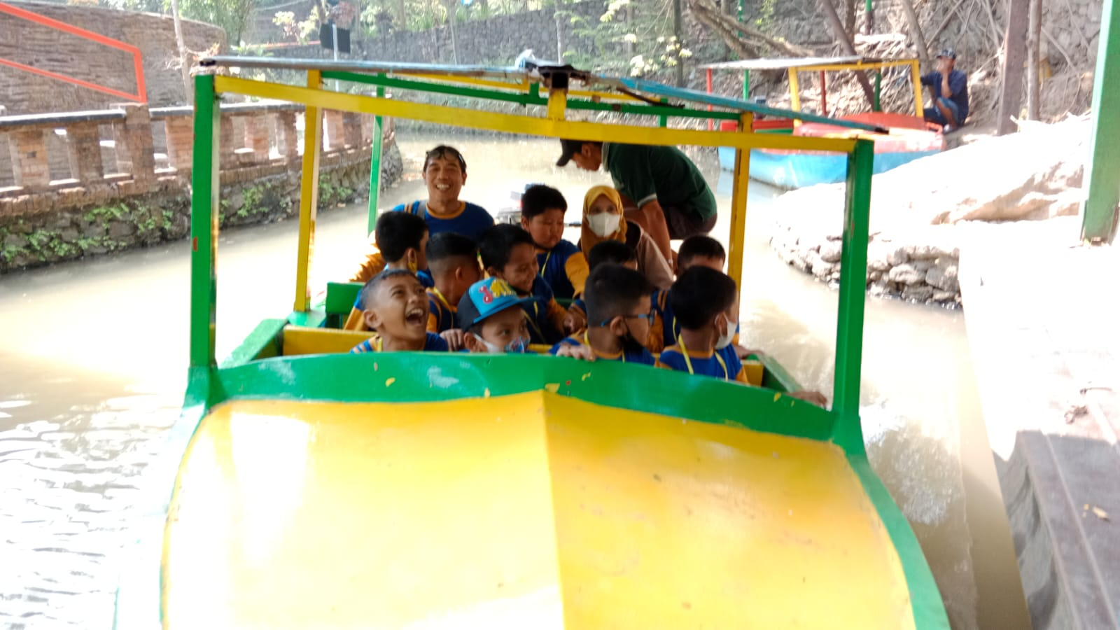 NAIK PERAHU NAIK PERAHU