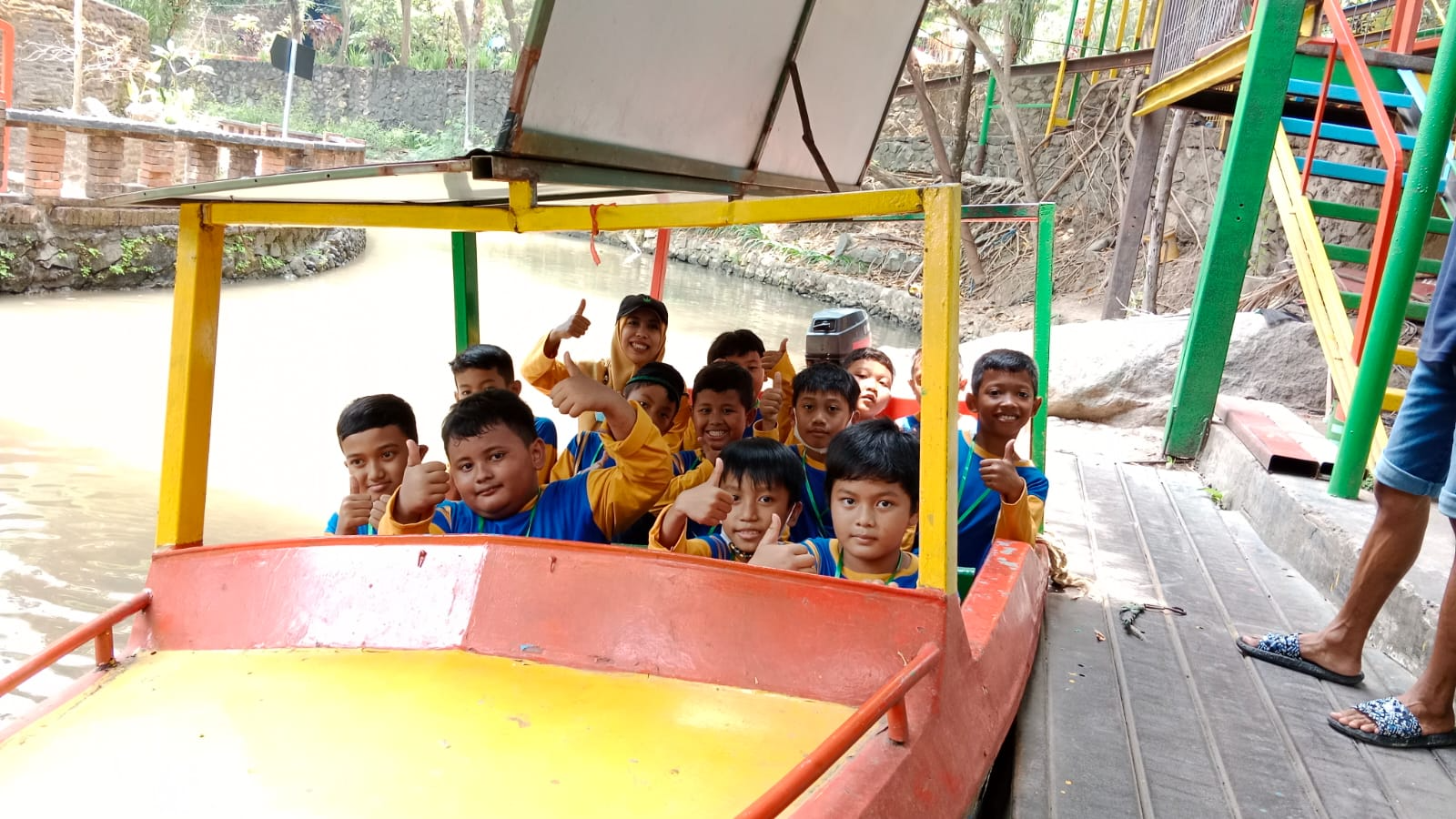 NAIK PERAHU