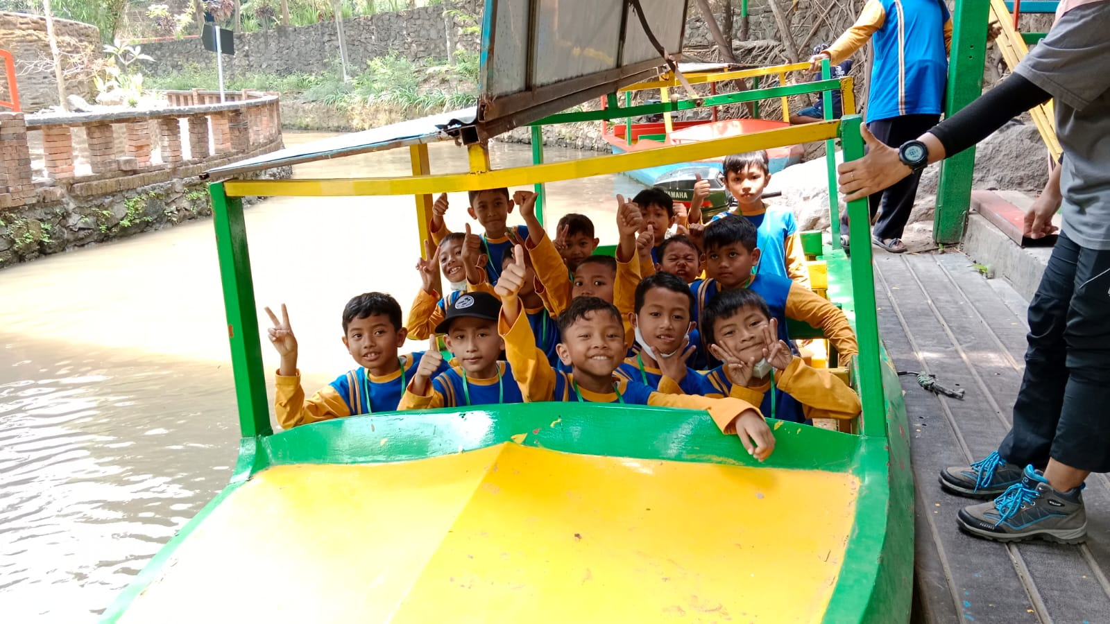 NAIK PERAHU