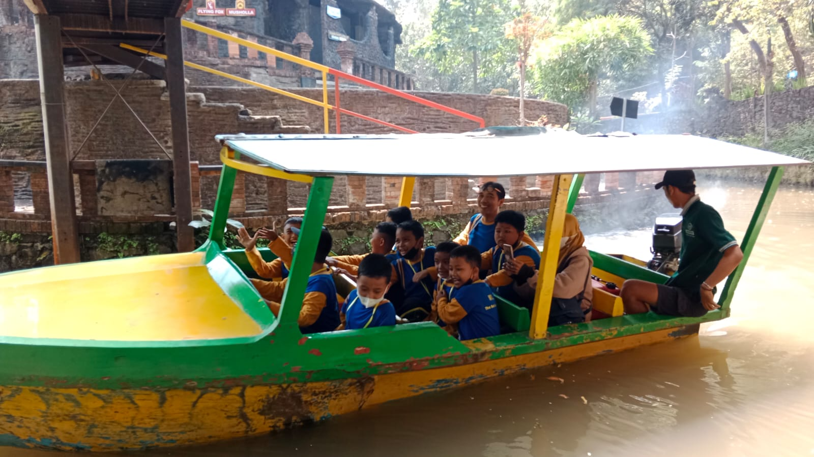 NAIK PERAHU