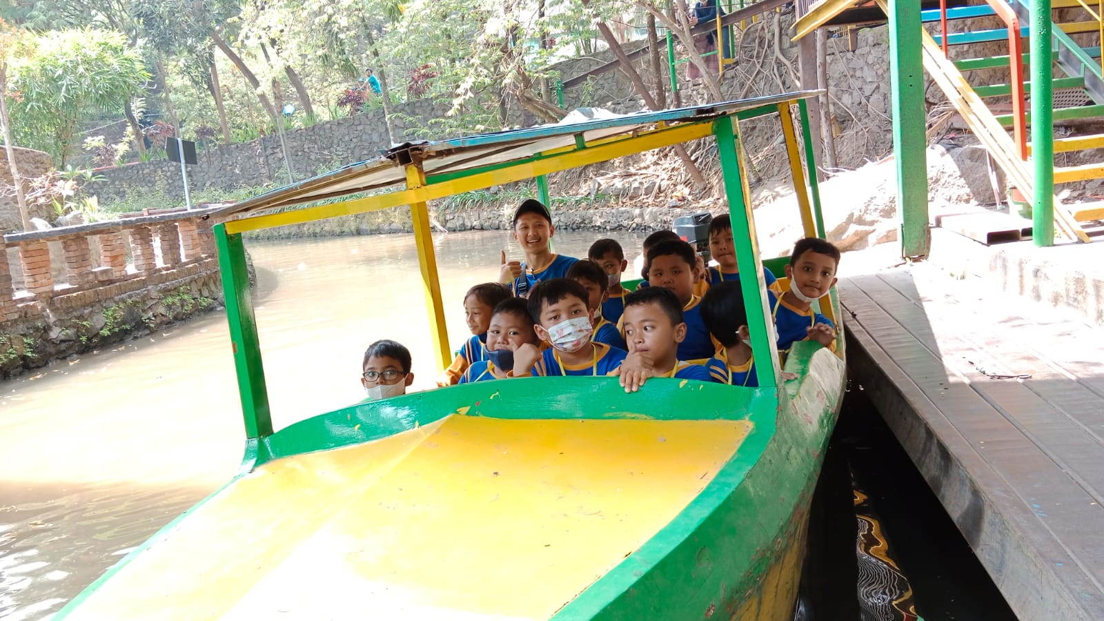 NAIK PERAHU
