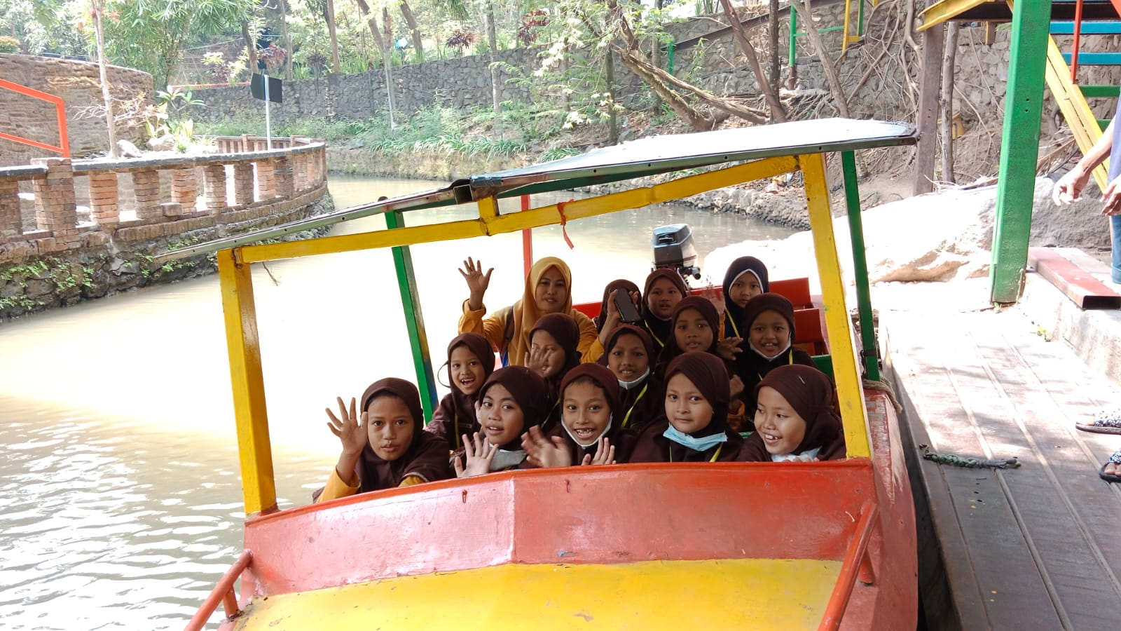 NAIK PERAHU