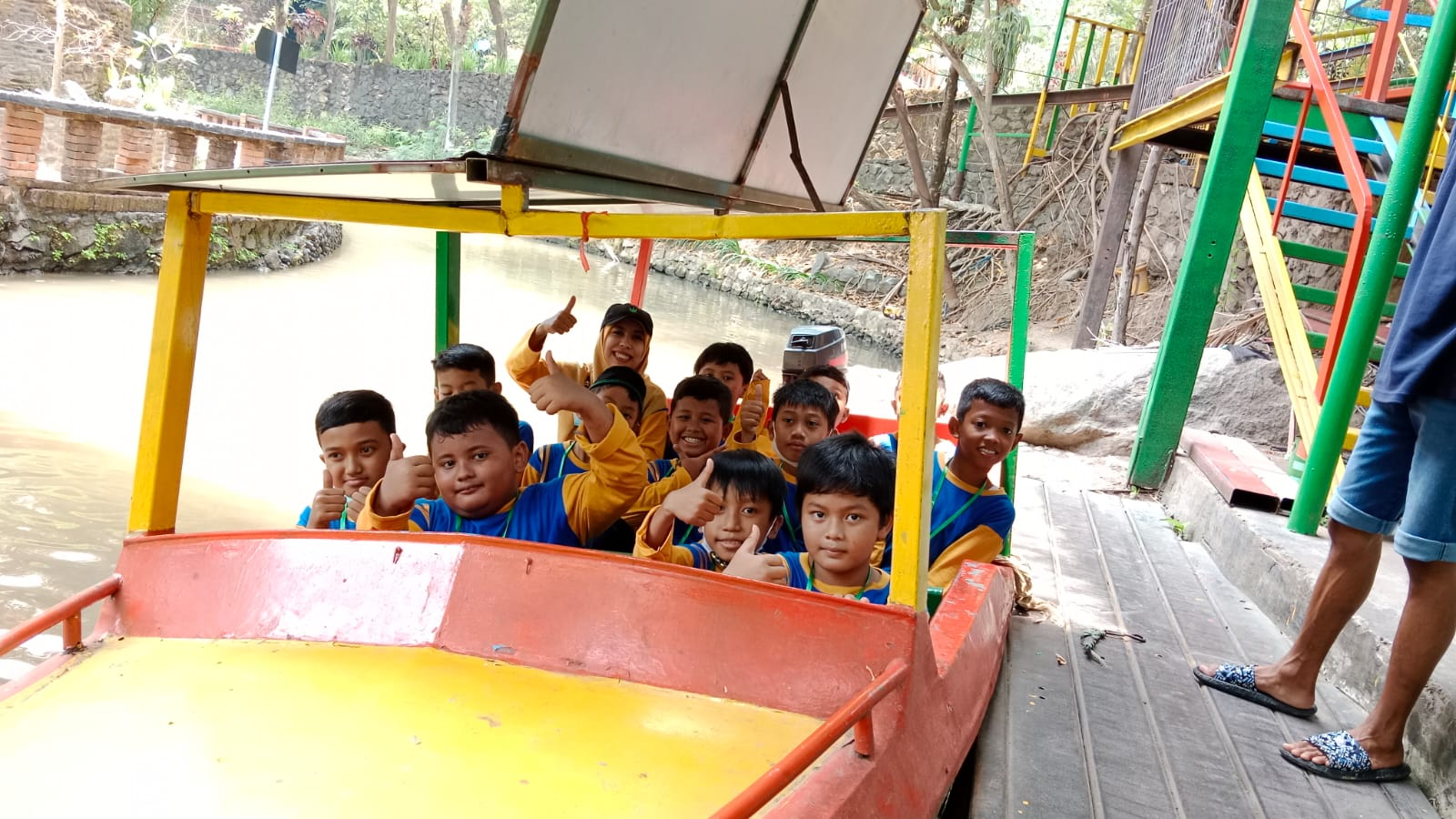 NAIK PERAHU