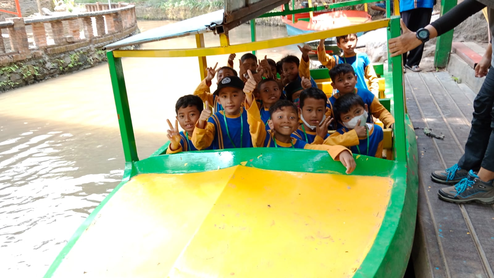 NAIK PERAHU