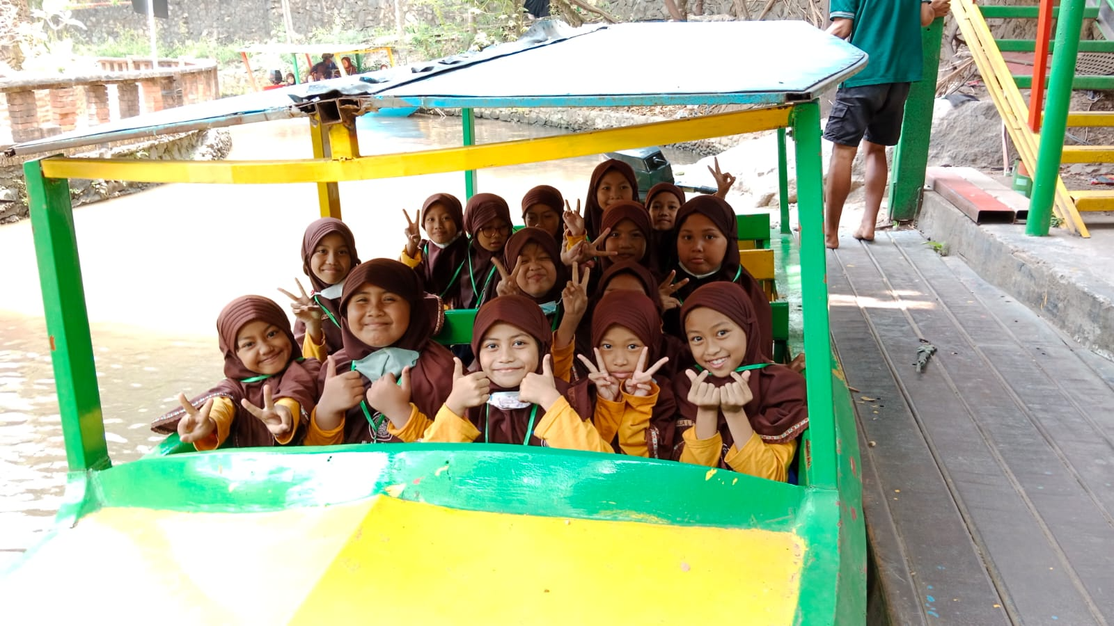 NAIK PERAHU NAIK PERAHU