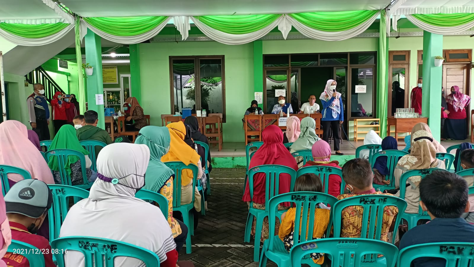 Pengarahan Alur Vaksin Oleh Petugas Puskesmas Jeruk Pengarahan Alur Vaksin Oleh Petugas Puskesmas Jeruk