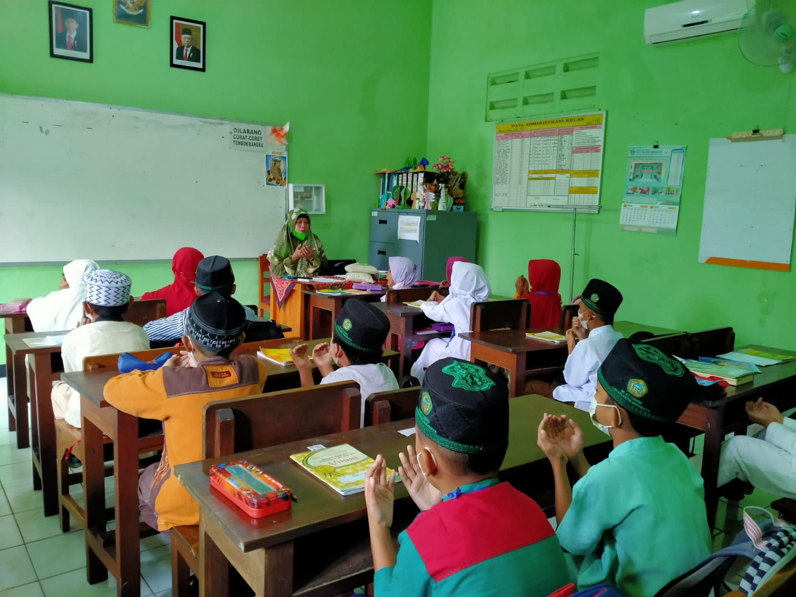 KELAS 1-B