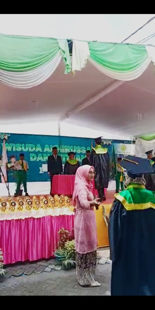 PROSESI WISUDAWAN WISUDAWATI MI AT-TAUFIQ 