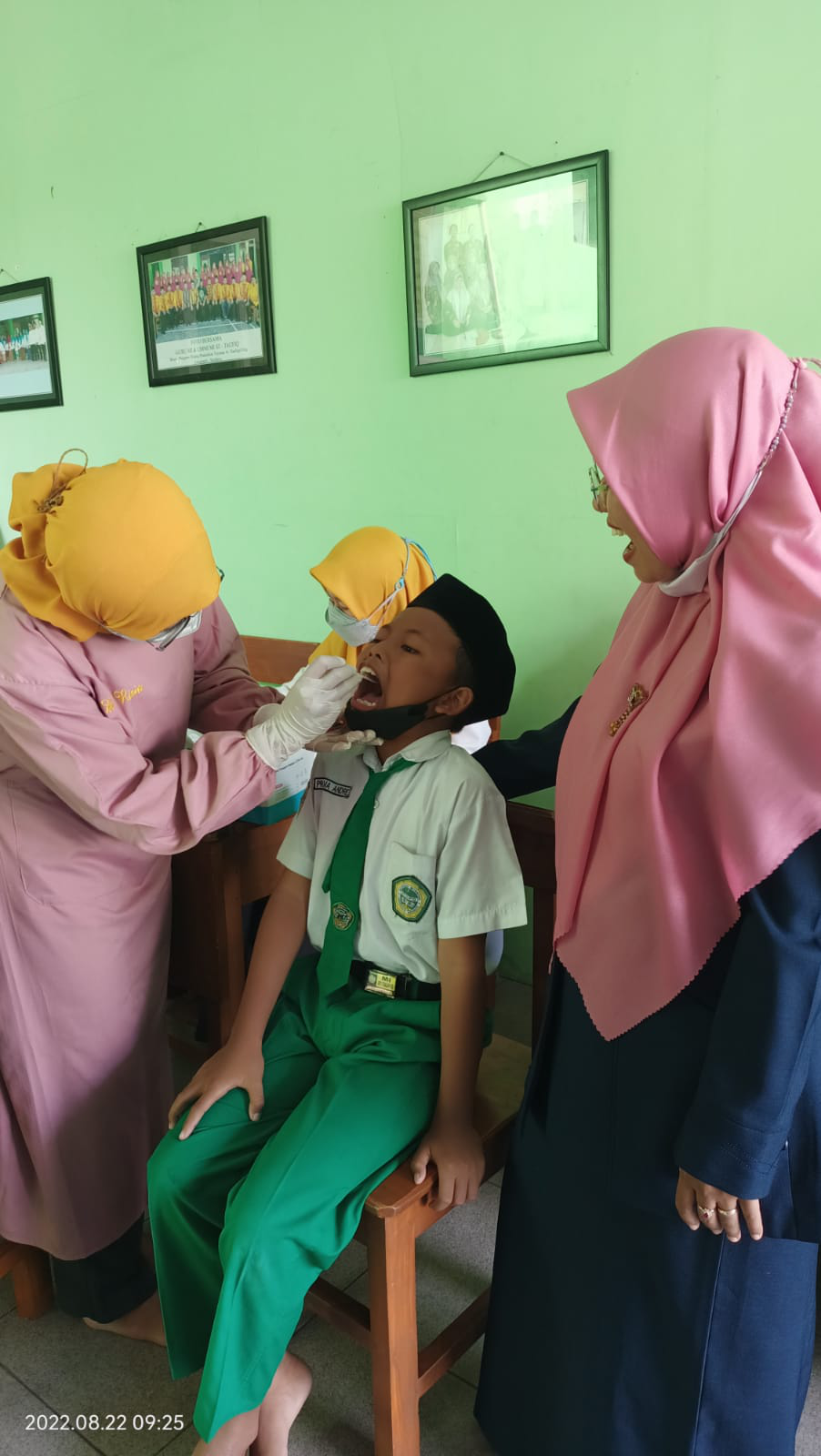 Swab Guru dan Siswa Kelas VI MI AT TAUFIQ Lakarsantri Surabaya