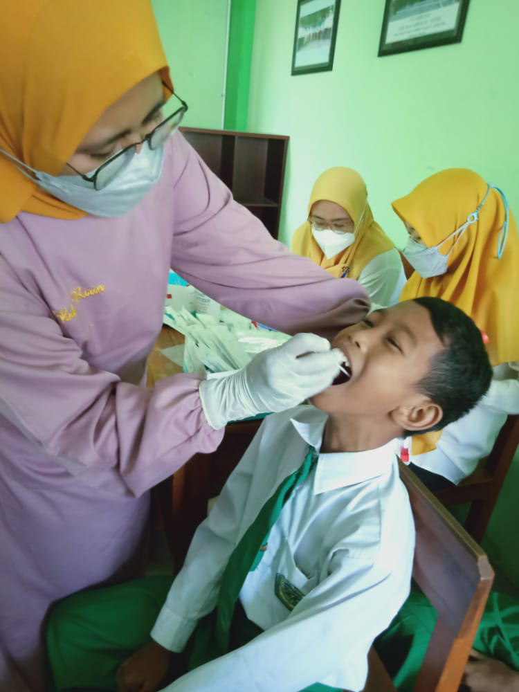 Swab Guru dan Siswa Kelas VI MI AT TAUFIQ Lakarsantri Surabaya