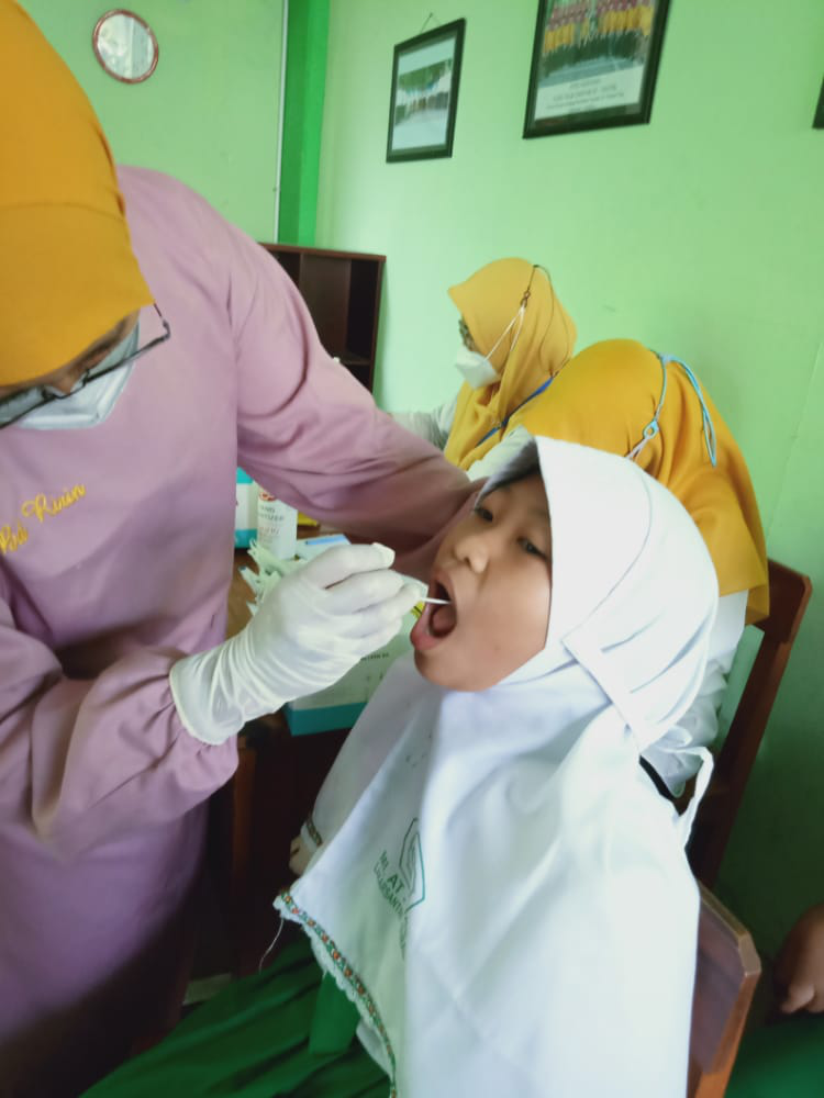 Swab Guru dan Siswa Kelas VI MI AT TAUFIQ Lakarsantri Surabaya