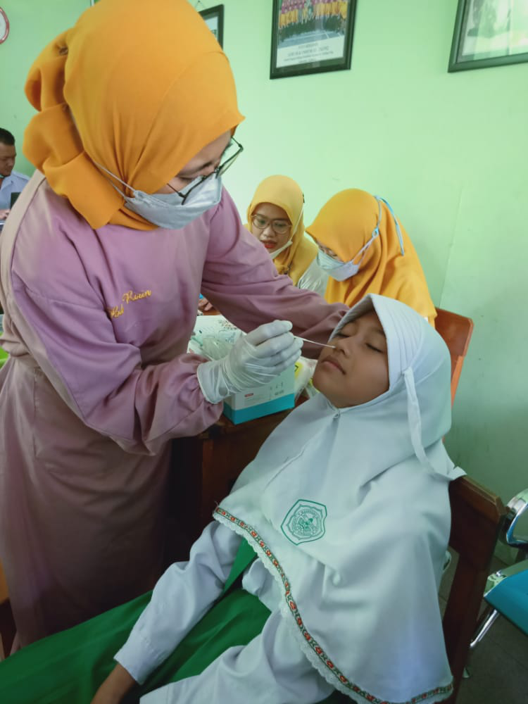 Swab Guru dan Siswa Kelas VI MI AT TAUFIQ Lakarsantri Surabaya