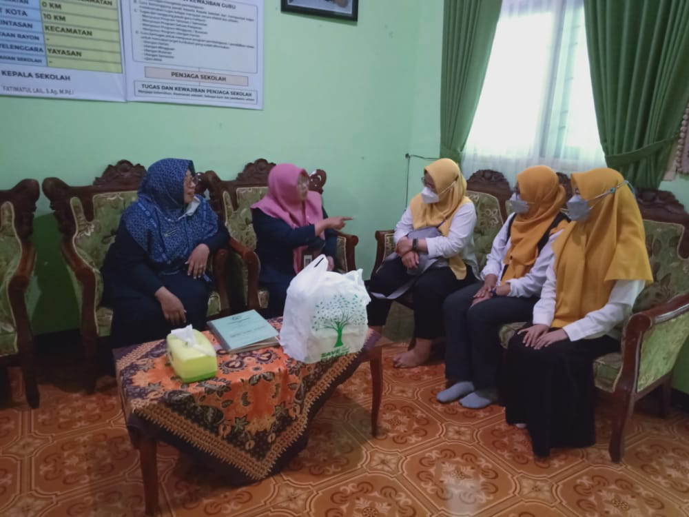 Swab Guru dan Siswa Kelas VI MI AT TAUFIQ Lakarsantri Surabaya