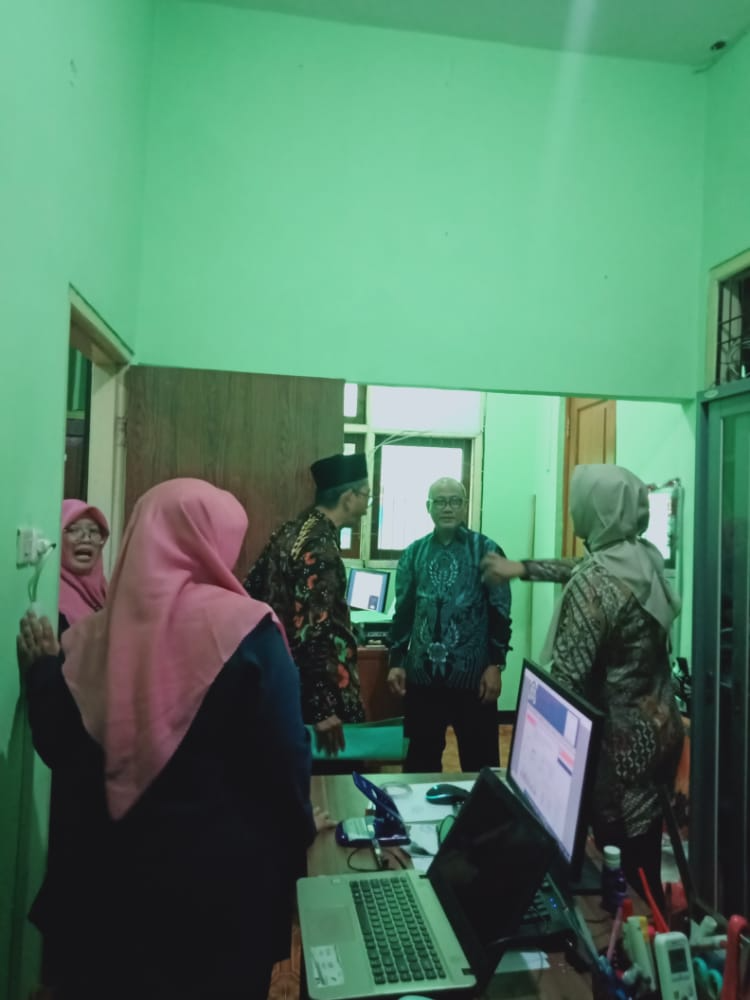 Bapak Ibu Pengawas Madrasah berkunjung ke ruang TU