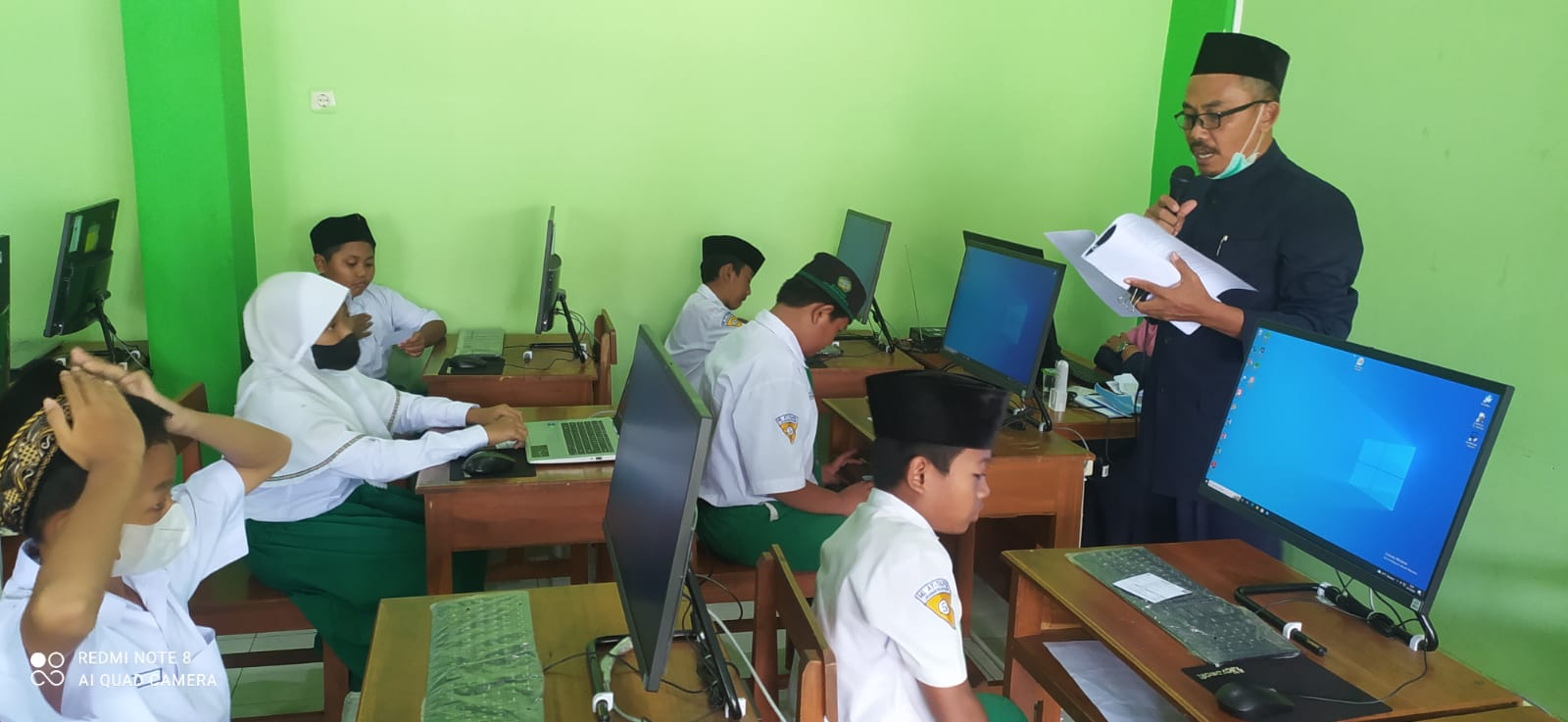 PENGARAHAN OLEH BAPAK PENGAWAS ANBK (ANBK HARI PERTAMA SESI 1) PENGARAHAN OLEH BAPAK PENGAWAS ANBK (ANBK HARI PERTAMA SESI 1)
