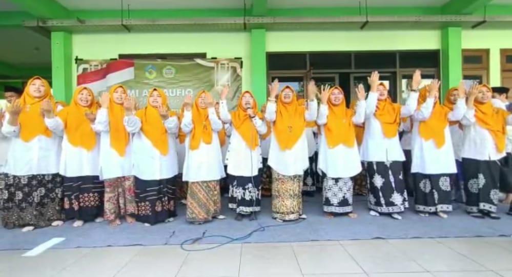 MENYANYIKAN LAGU MARS HARI SANTRI (IBU GURU MI DAN UMMI MI AT-TAUFIQ) MENYANYIKAN LAGU MARS HARI SANTRI (IBU GURU MI DAN UMMI MI AT-TAUFIQ)