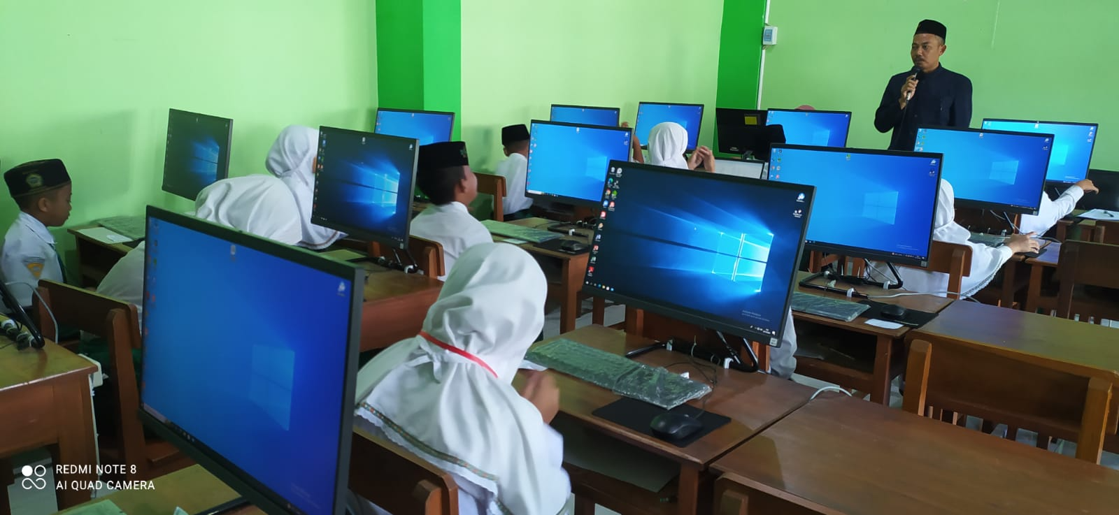 PENGARAHAN OLEH BAPAK PENGAWAS ANBK (ANBK HARI KEDUA SESI 2) PENGARAHAN OLEH BAPAK PENGAWAS ANBK (ANBK HARI KEDUA SESI 2)