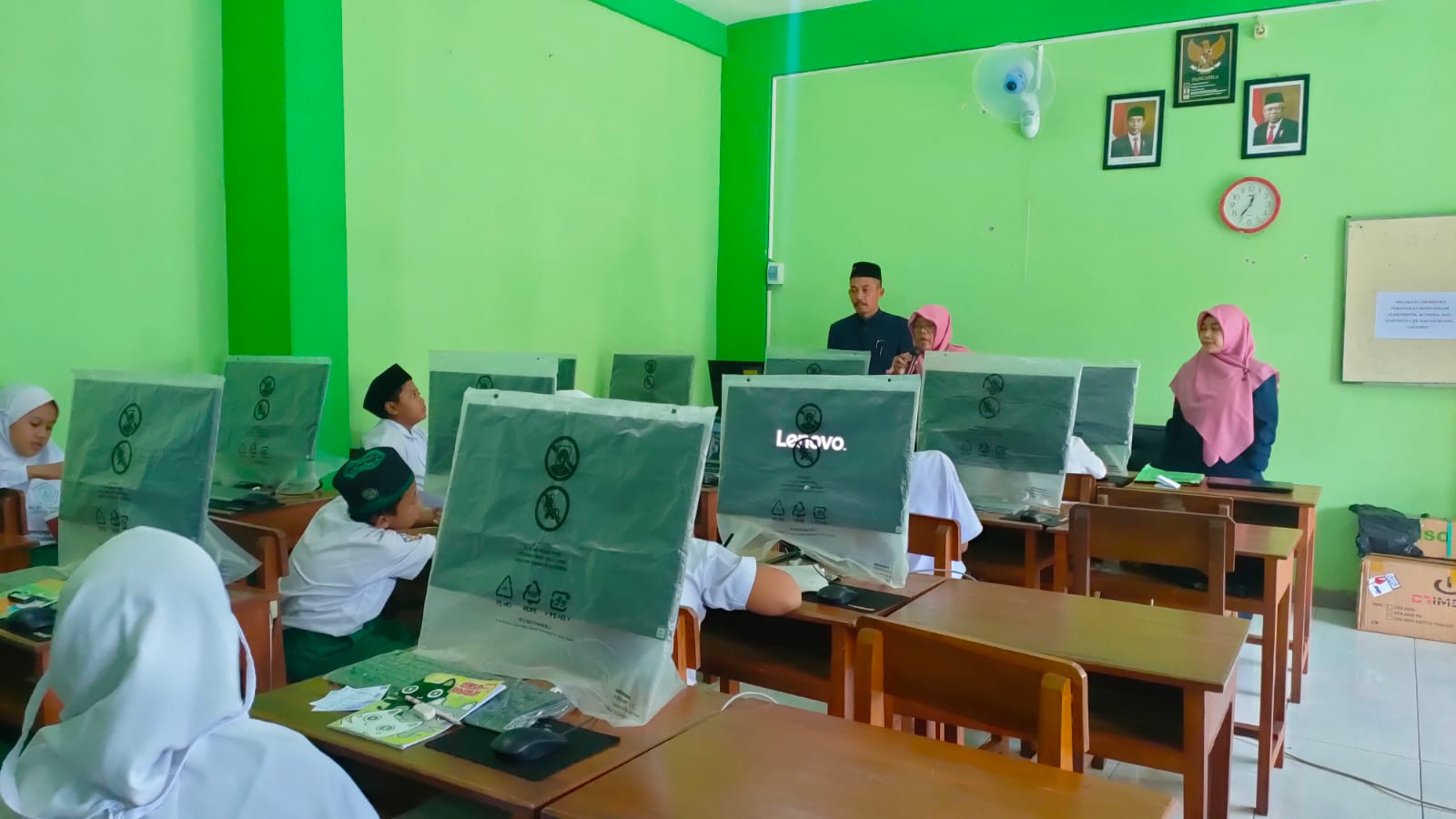 PENGARAHAN DARI IBU KEPALA MADRASAH (PENUTUPAN ANBK HARI KEDUA SESI 2) PENGARAHAN DARI IBU KEPALA MADRASAH (PENUTUPAN ANBK HARI KEDUA SESI 2)