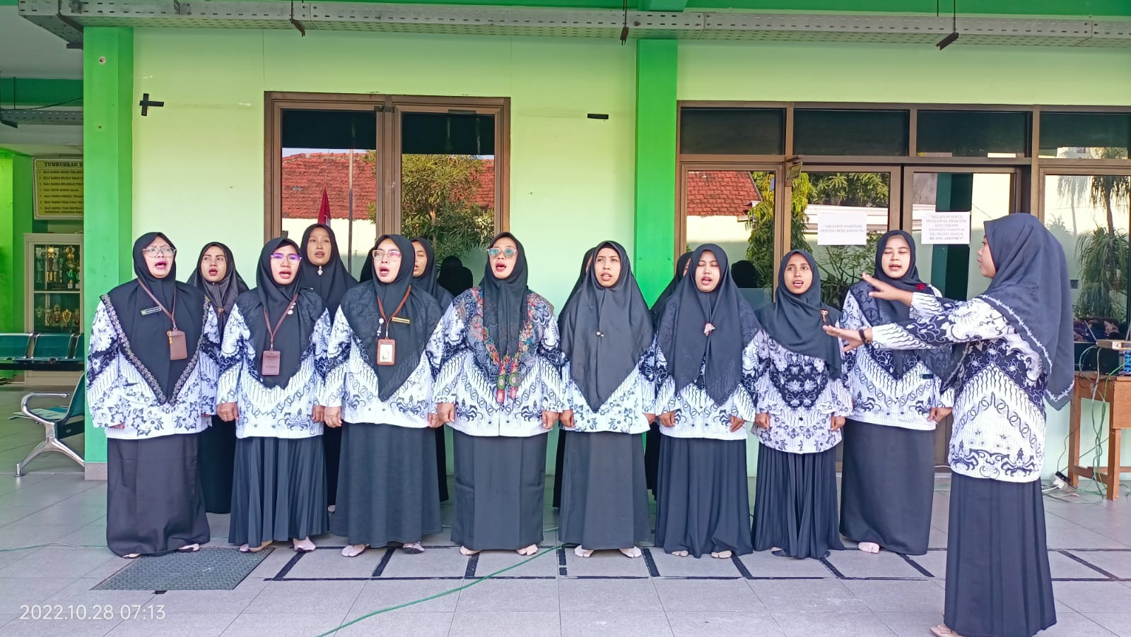 MENYANYIKAN LAGU SATU NUSA SATU BANGSA DAN PADAMU NEGERI) MENYANYIKAN LAGU SATU NUSA SATU BANGSA DAN PADAMU NEGERI)
