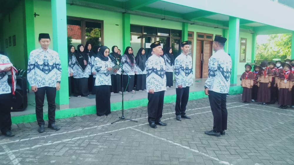 LAPORAN PEMIMPIN BARISAN KEPADA PEMIMPIN UPACARA LAPORAN PEMIMPIN BARISAN KEPADA PEMIMPIN UPACARA