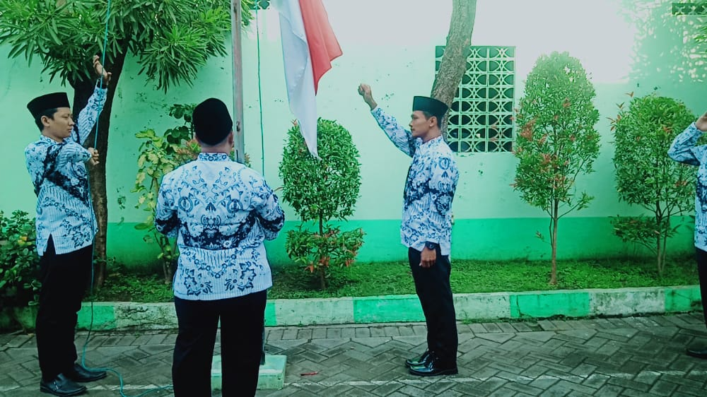 PENGIBARAN BENDERA MERAH PUTIH (Bapak Abdul Wasi