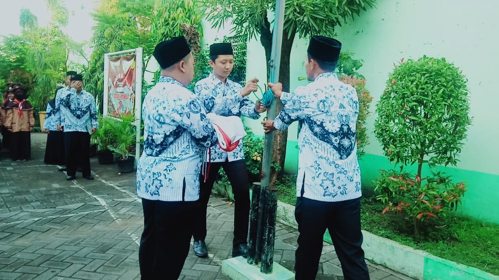 PENGIBARAN BENDERA MERAH PUTIH (Bapak Abdul Wasi
