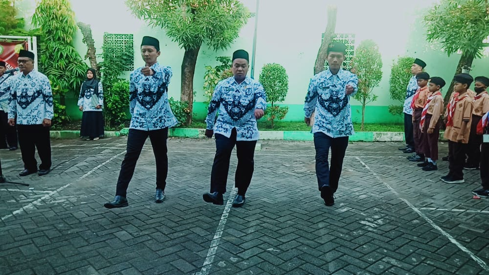 PENGIBARAN BENDERA MERAH PUTIH (Bapak Abdul Wasi