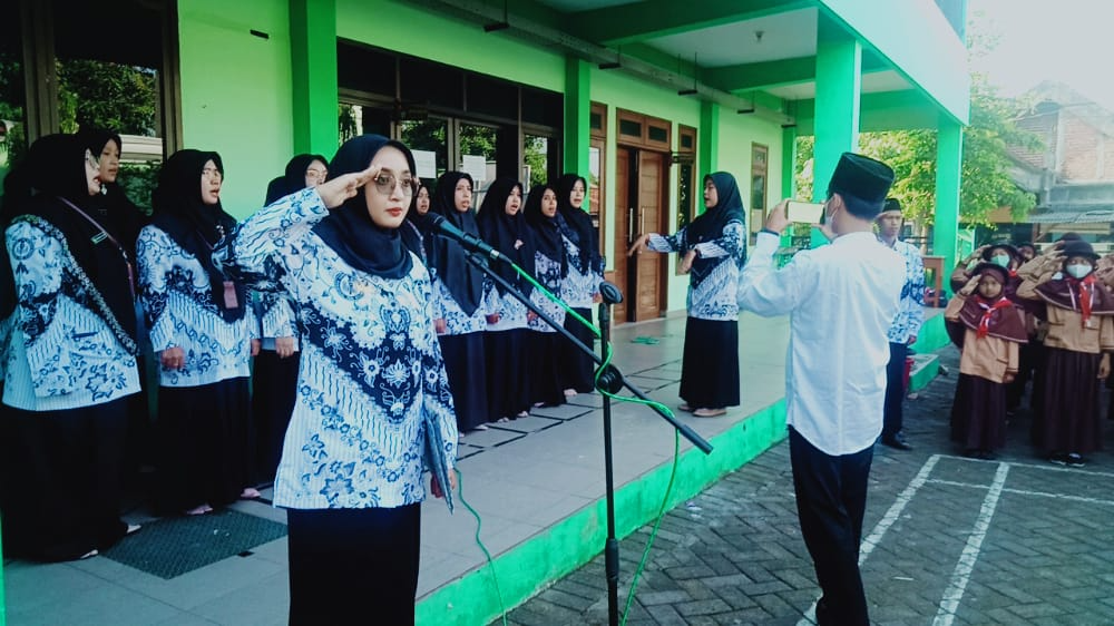 PENGIBARAN BENDERA MERAH PUTIH (Bapak Abdul Wasi