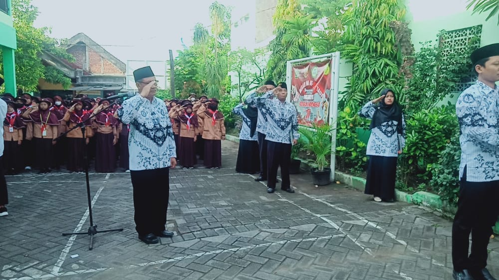 PENGIBARAN BENDERA MERAH PUTIH (Bapak Abdul Wasi