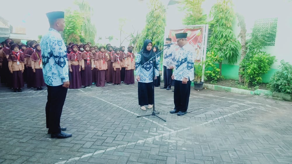PEMBAWA TEKS PANCASILA (IBU PUTRI DEWI ANGGRAINI, S.Pd) PEMBAWA TEKS PANCASILA (IBU PUTRI DEWI ANGGRAINI, S.Pd)
