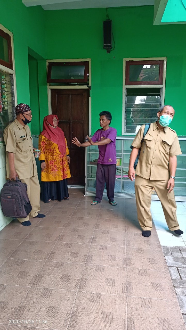 kunjungan kabid. pendidikan ke MI At taufiq