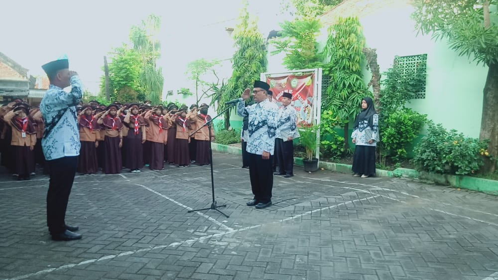 LAPORAN PEMIMPIN UPACARA KEPADA PEMBINA UPACARA