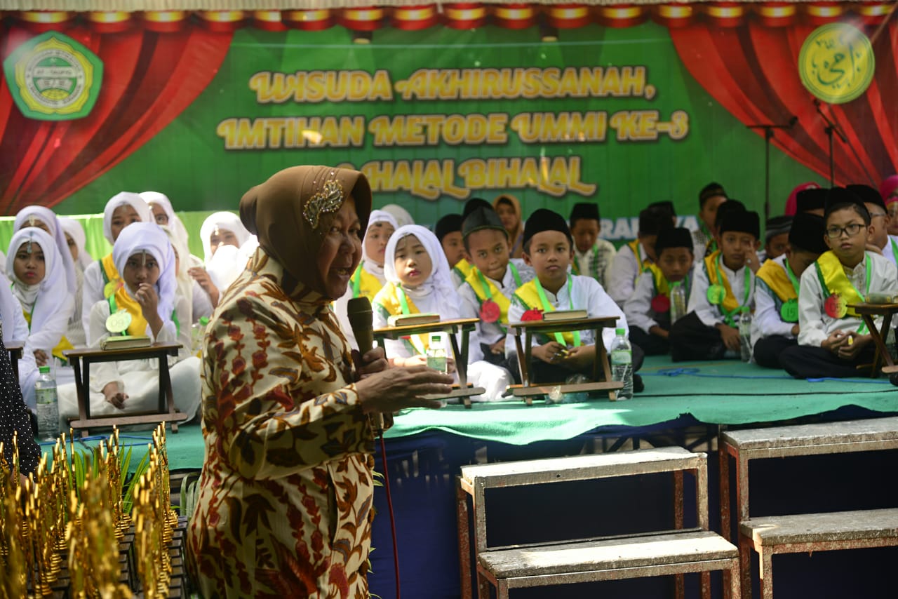 wisuda akhirussanah bersama Ibu Wali Kota Surabaya Tri Risma Harini